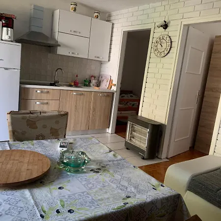 Lili Apartments, Sv Dunata 18 דירה Kornić