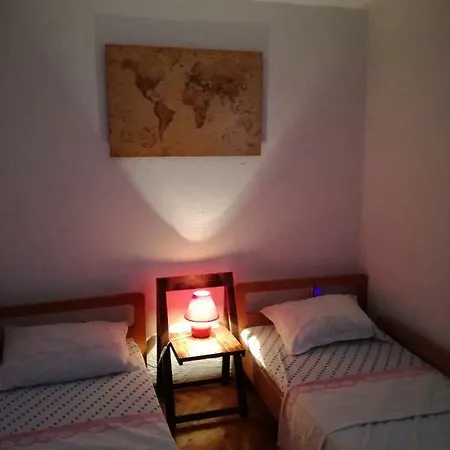 Lili Apartments, Sv Dunata 18